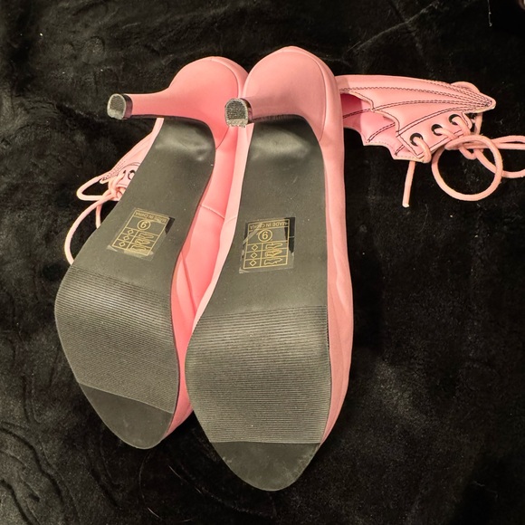 Pink Pump Bat Wing 4” High Heels - Picture 3 of 6